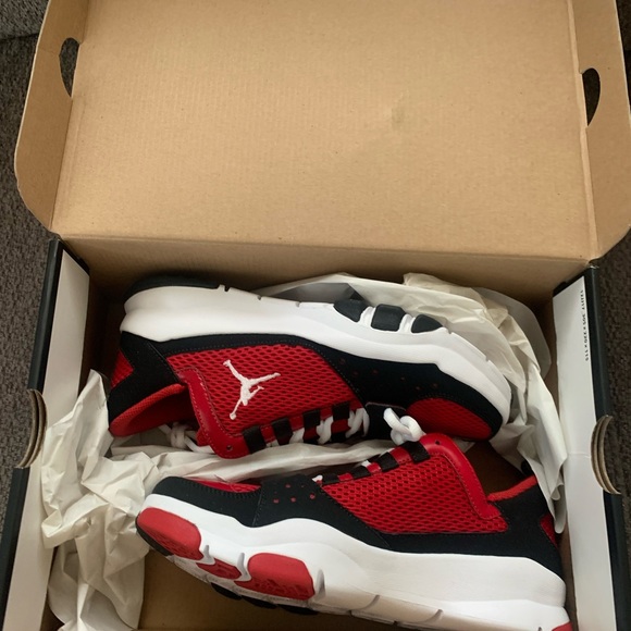 NIB Jordan shoes 5.5y - Picture 3 of 7